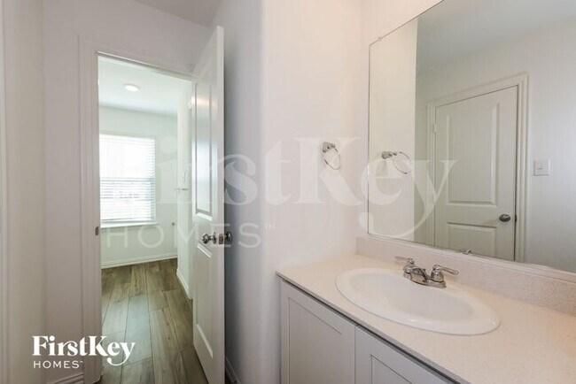 Building Photo - 2548 Northcote Dr