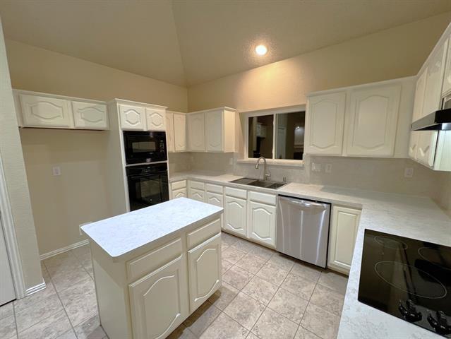 Building Photo - 705 Pine Lakes Dr