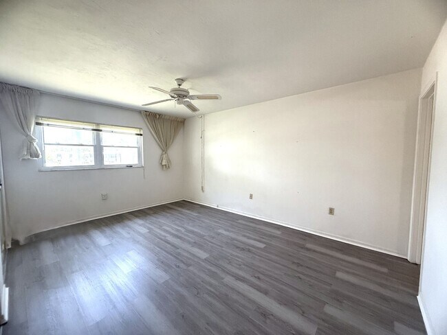 Building Photo - FIRST MONTHS RENT FREE!!! Beautiful 2 MASTER SUITE CONDO in Central Ft. Myers with Over 1200 Sqft.