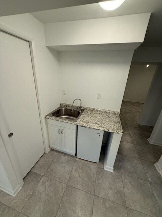 Building Photo - Updated 4BR Townhome!