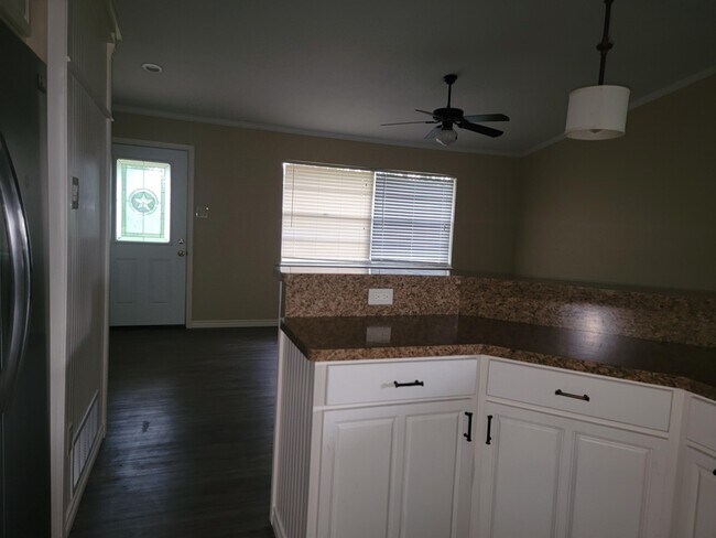 Building Photo - 10556 Rolling Pines Dr