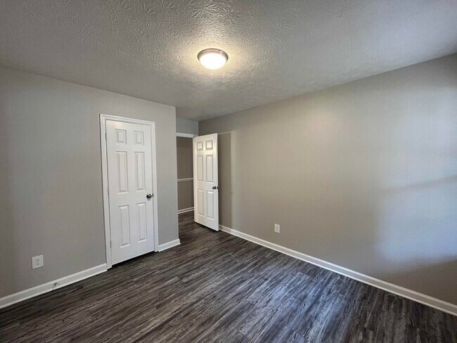 Building Photo - Stunning 3 bed / 2 bath home | Available now!