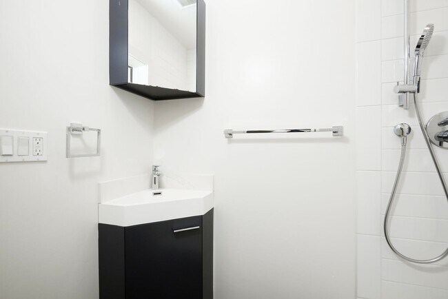 Building Photo - Sleek and modern 2 bed/2 bath in the heart of The Mission -- Walkers dream -- Must See!