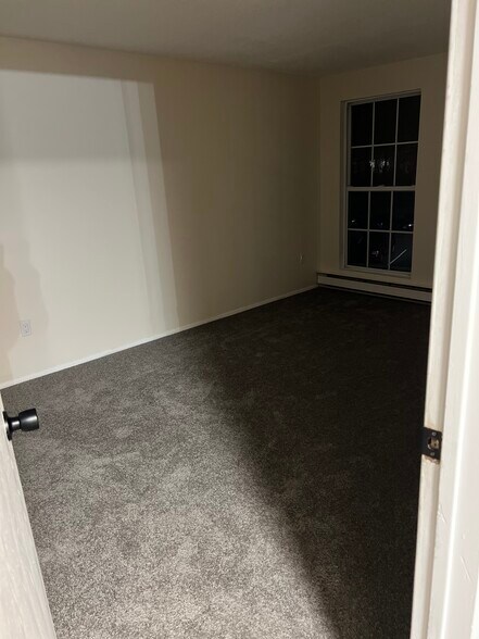 #1 bed room - 78 Heather Rdg