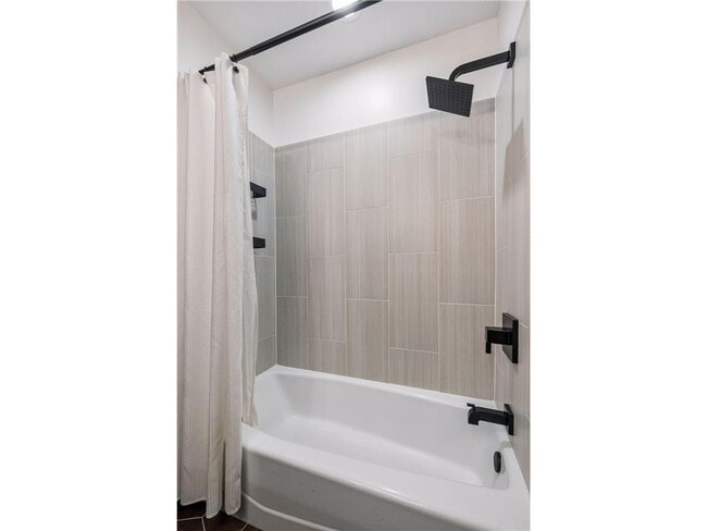 Building Photo - 2831 Kenwood Isles Dr