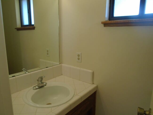 Building Photo - SW BAKERSFIELD--WON'T LAST LONG !  Applica...