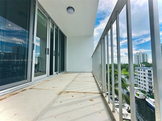 Building Photo - 1700 NW N River Dr
