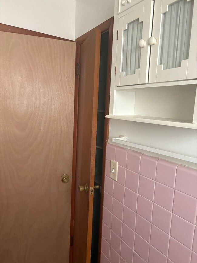 Building Photo - 808 S Bentley St
