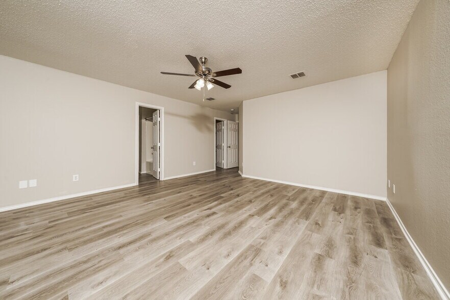 Building Photo - 2724 Woodlake Pkwy