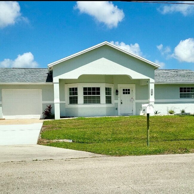 Building Photo - 469 SW Duval Ave