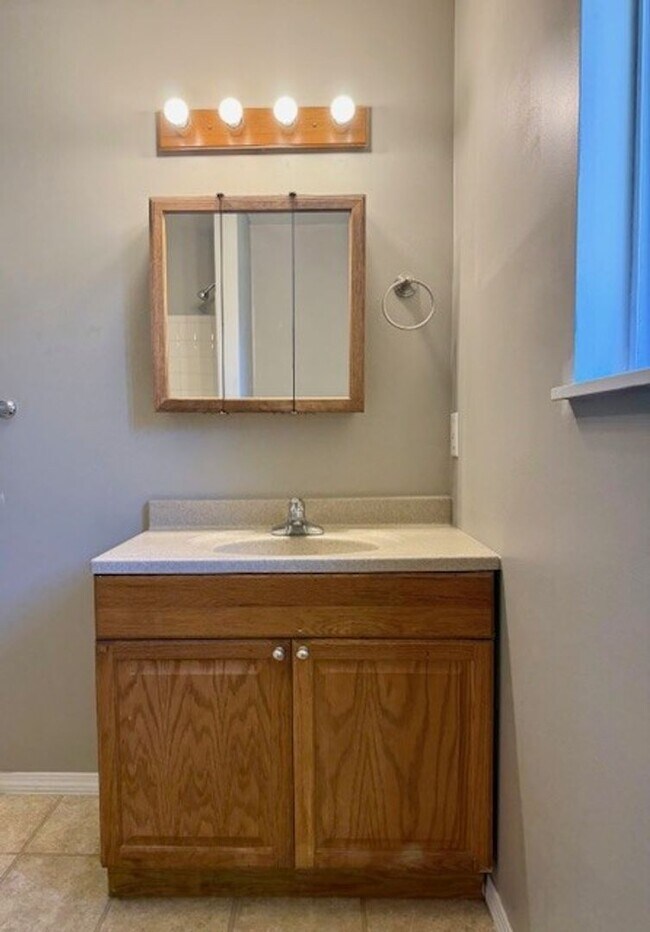 Building Photo - NEW RENTAL! Available Now