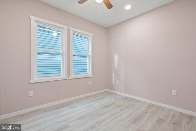 Building Photo - 309 N Oxford Ave