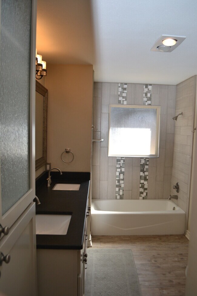 Building Photo - Updated Melonie Park Home!