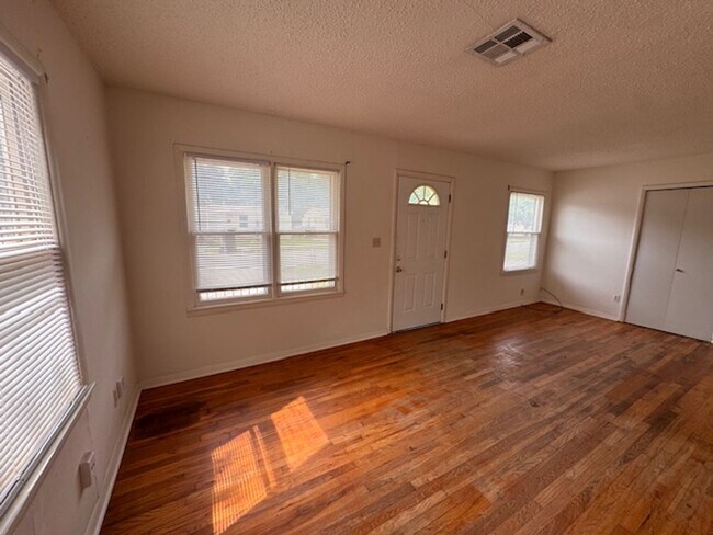 Building Photo - Norman 2 bed cutie, clean and ready for move in!  covered porch and storage shed!