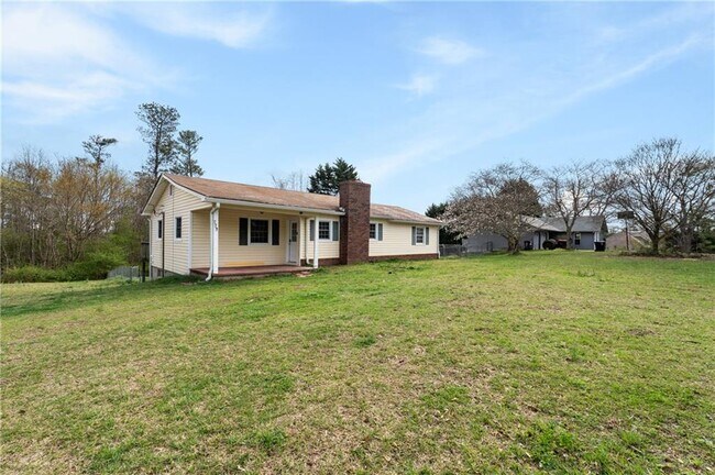 Building Photo - 173 Winndale Rd