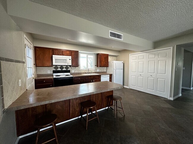 Building Photo - 3 BED ROOM HOME IN MESA WITH NO HOA