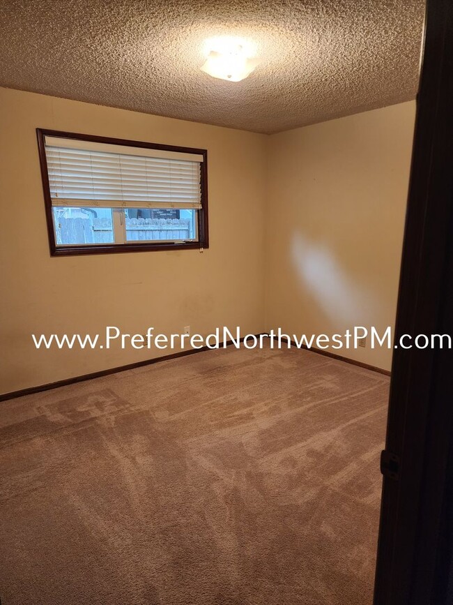 Building Photo - Beautiful 3 Bedroom Home off Garden Way