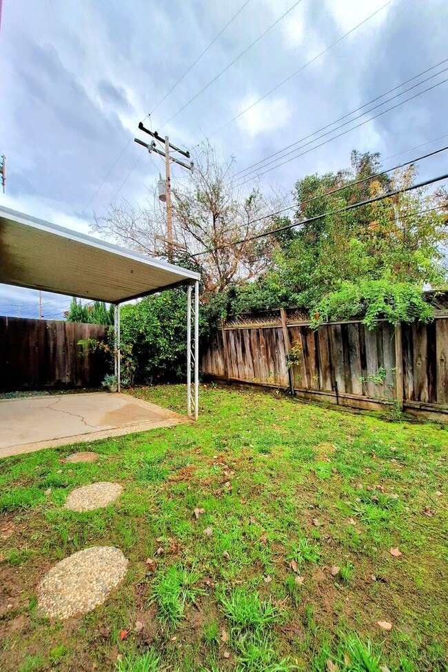 Building Photo - Charming 2bd Duplex With Private Yard & Garage