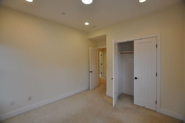 Building Photo - Luxury Craftsman Style Home in quiet San M...