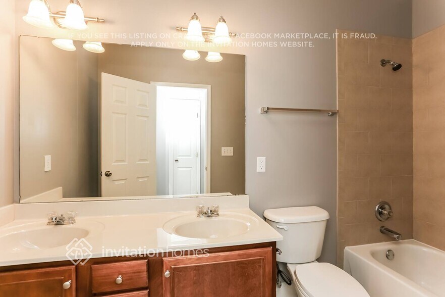 Building Photo - 1085 Chippewa Oak Dr NE