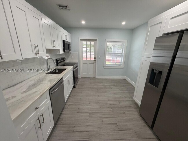 Building Photo - 1250 Wren Ave