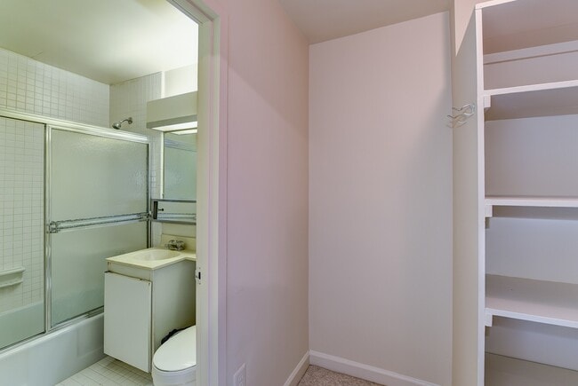 Building Photo - Spacious & Bright Studio at River Place East