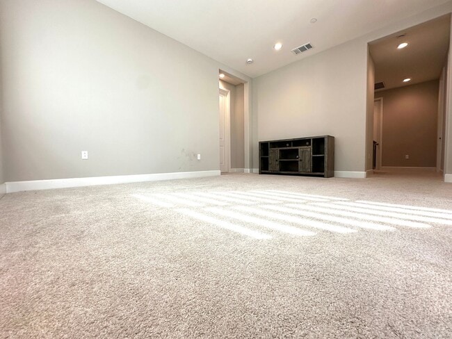 Building Photo - Beautiful Newer 5 Bedroom, 4 Bath in the h...