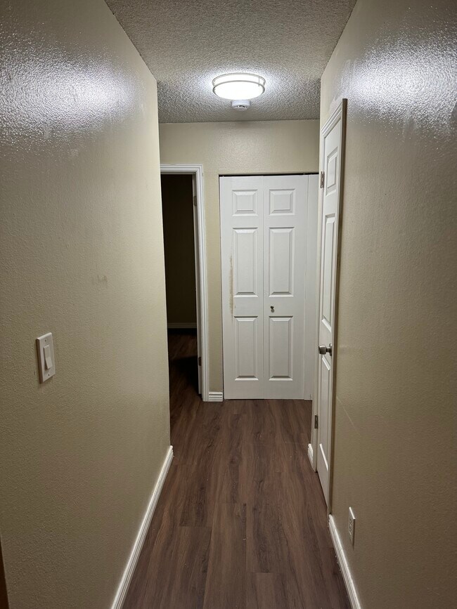 Building Photo - 998 W Beaver Creek Blvd