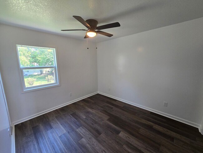 Building Photo - Newly Remodeled 2 Bed/1.5 Bath Apartment i...