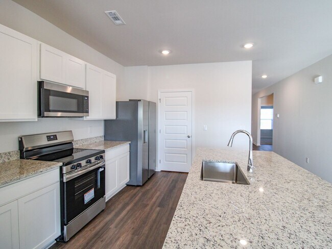 Building Photo - Move-In Ready! Beautiful 3 Bedroom Home in a Prime Location