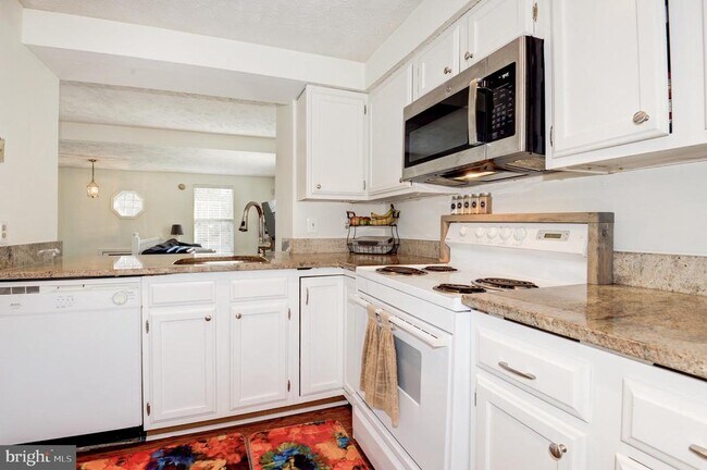 Building Photo - 1598 Woodcrest Dr