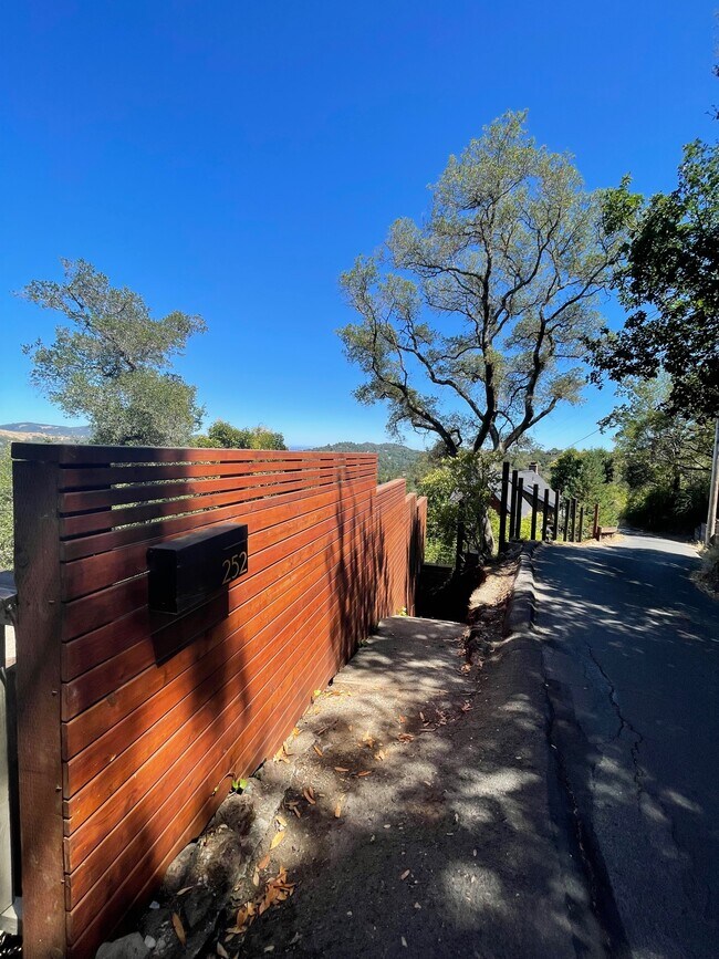 Building Photo - 252 Scenic Ave