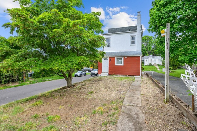 Building Photo - Fully renovated 5 Bed, 2 Bath home