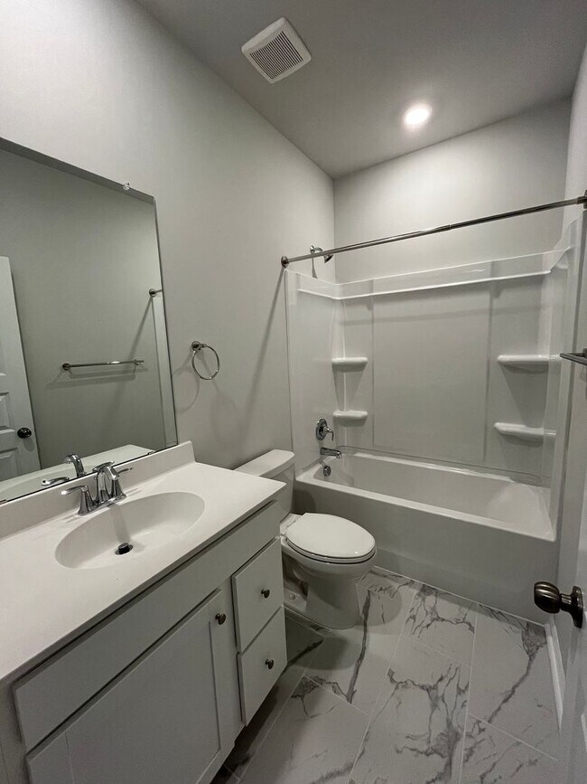 Building Photo - Stunning 4 Bedroom 4.5 Bath Home In Summer...