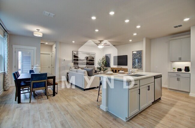 Building Photo - 888 Casina Cir