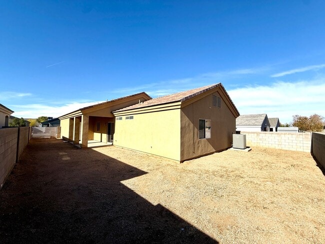 Building Photo - Great 3 Bedroom, 2 Bathroom Home Centrally Located- Available Now!