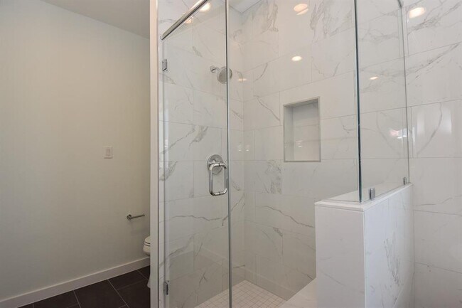 Building Photo - 713 James St