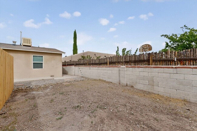 Building Photo - 714-714 Madison St NE