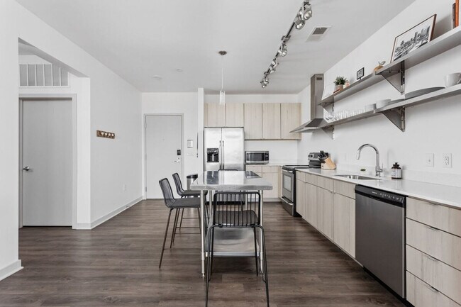 Building Photo - 747 N College Ave