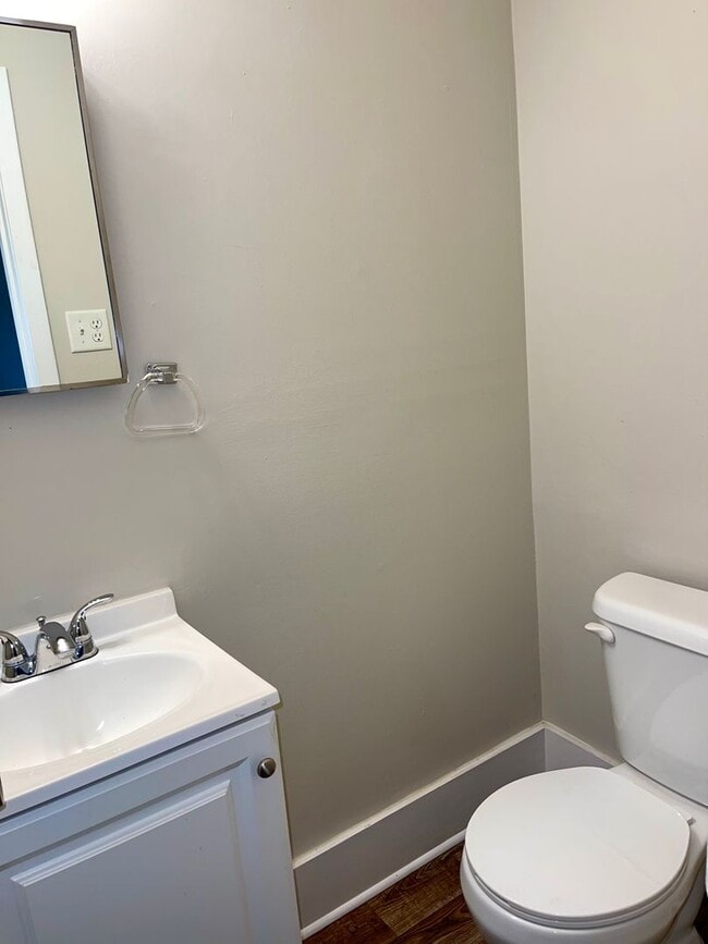 Building Photo - Amazing Deal On This 4 Bedroom/1.5 Bath Br...
