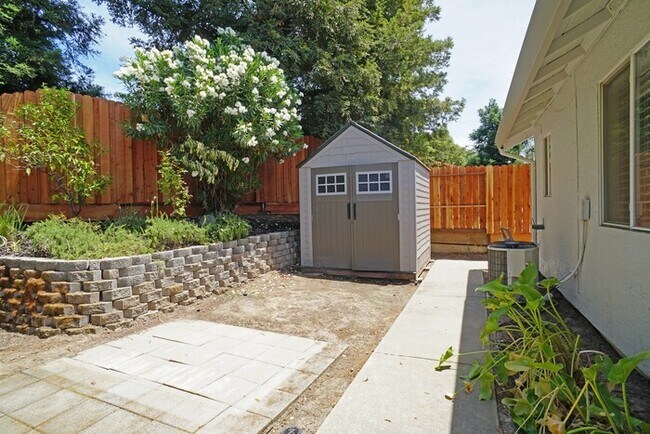 Building Photo - beautiful 3-bedroom, 2-bathroom single-story home in Roseville!