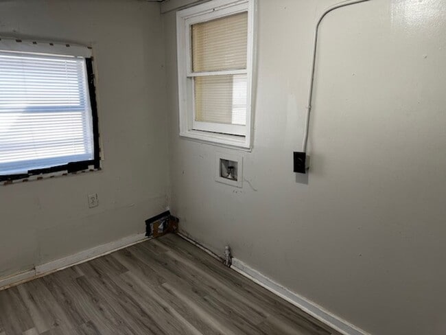 Building Photo - Three bed one bath home in central Springfield