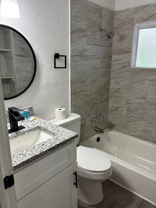 Building Photo - Newly Remodeled 3 Bedroom