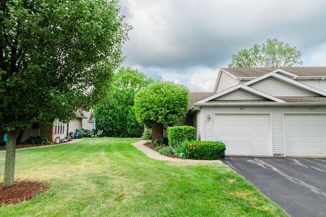 Building Photo - 2 bed 1 bath town-home in Chesterton