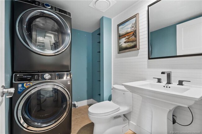 Building Photo - 6162 SE Riverboat Dr