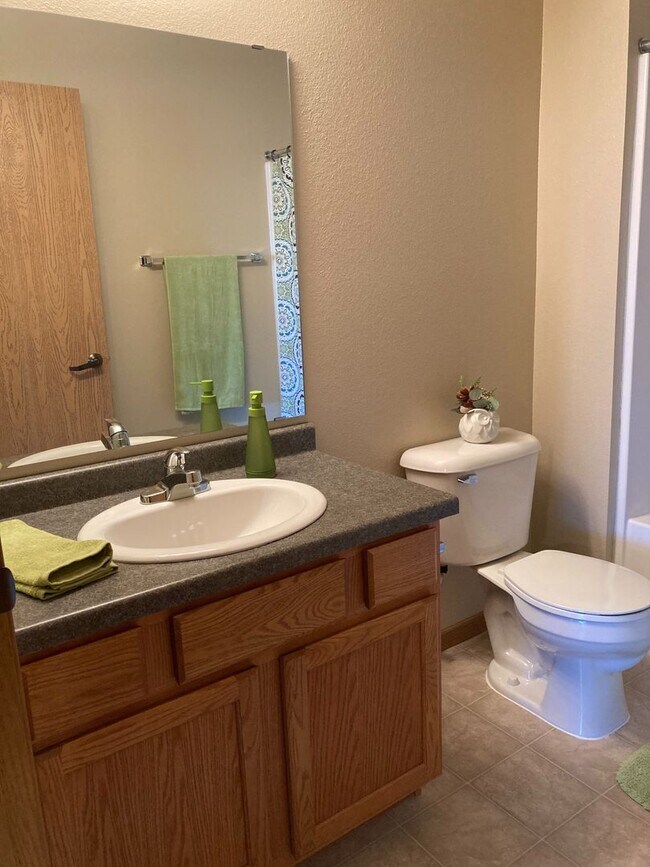 Building Photo - Spacious 1 Bed 1 Bath with Laundry in Unit!