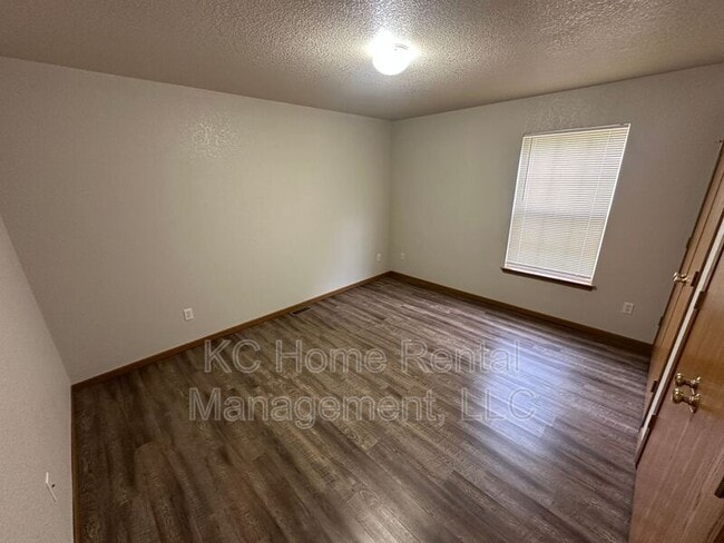 Building Photo - 709 SE Drew Ct