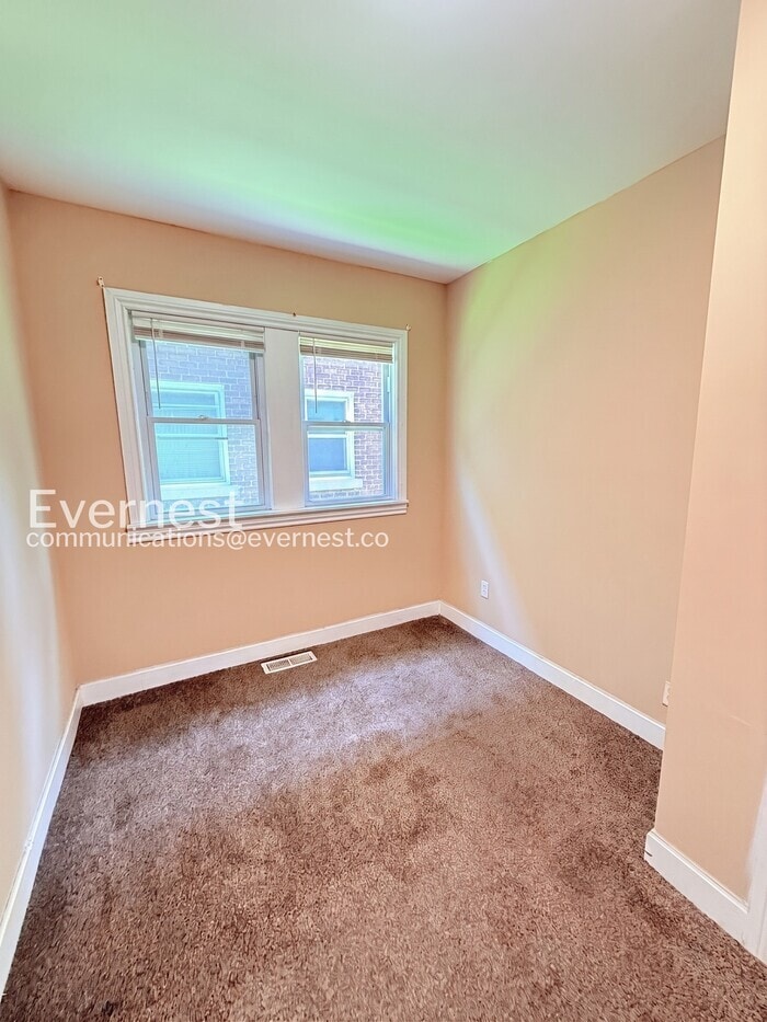 Building Photo - 2488 Woodmere St