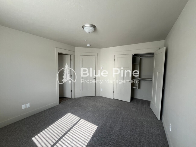 Building Photo - 3565 E Gample Ave