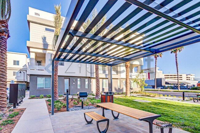 Building Photo - 1896 S Westside Dr